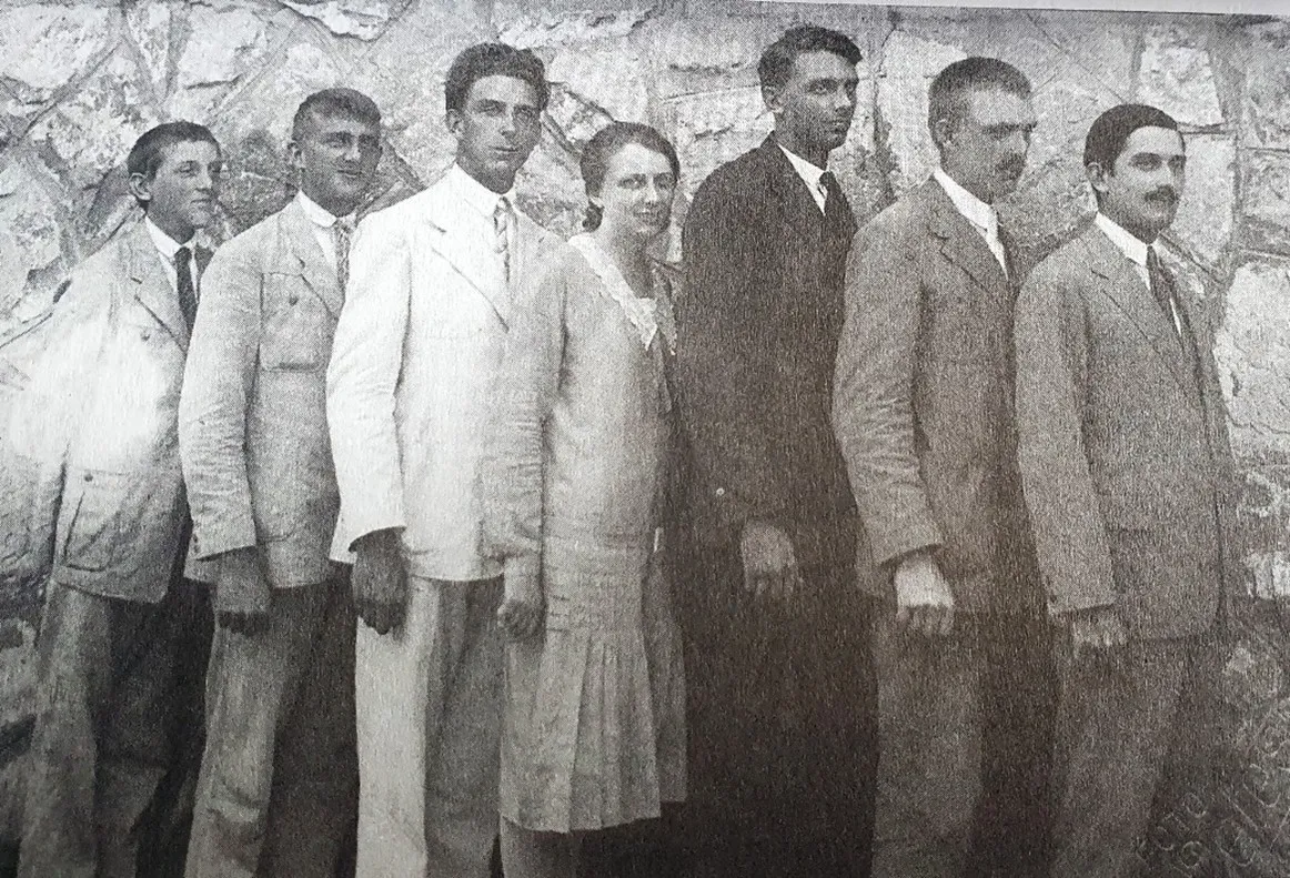 A Vidovszky család V8